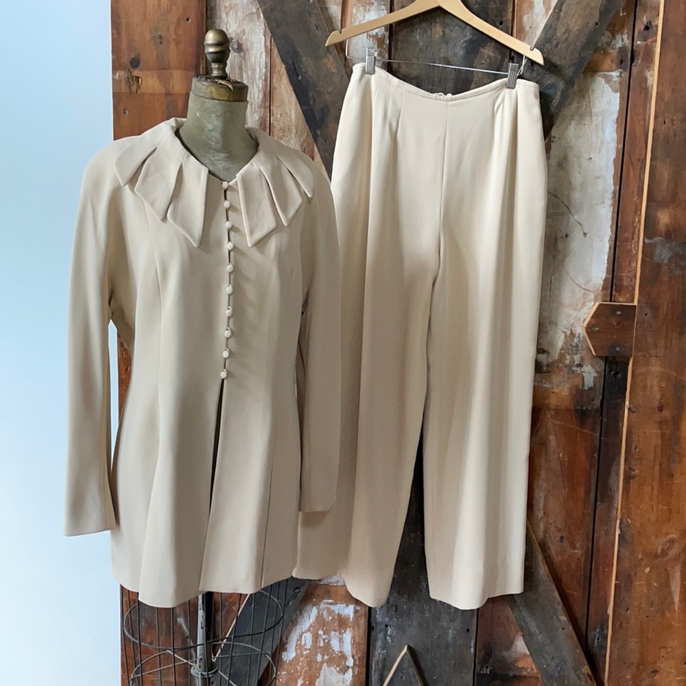 Tahari pants suite with removable collar.